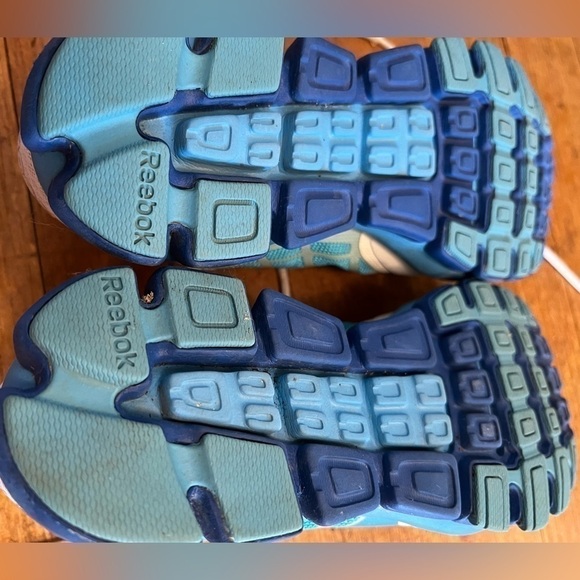 REEBOK custom-designed low sneaker, barely worn, size 8. - Picture 4 of 10
